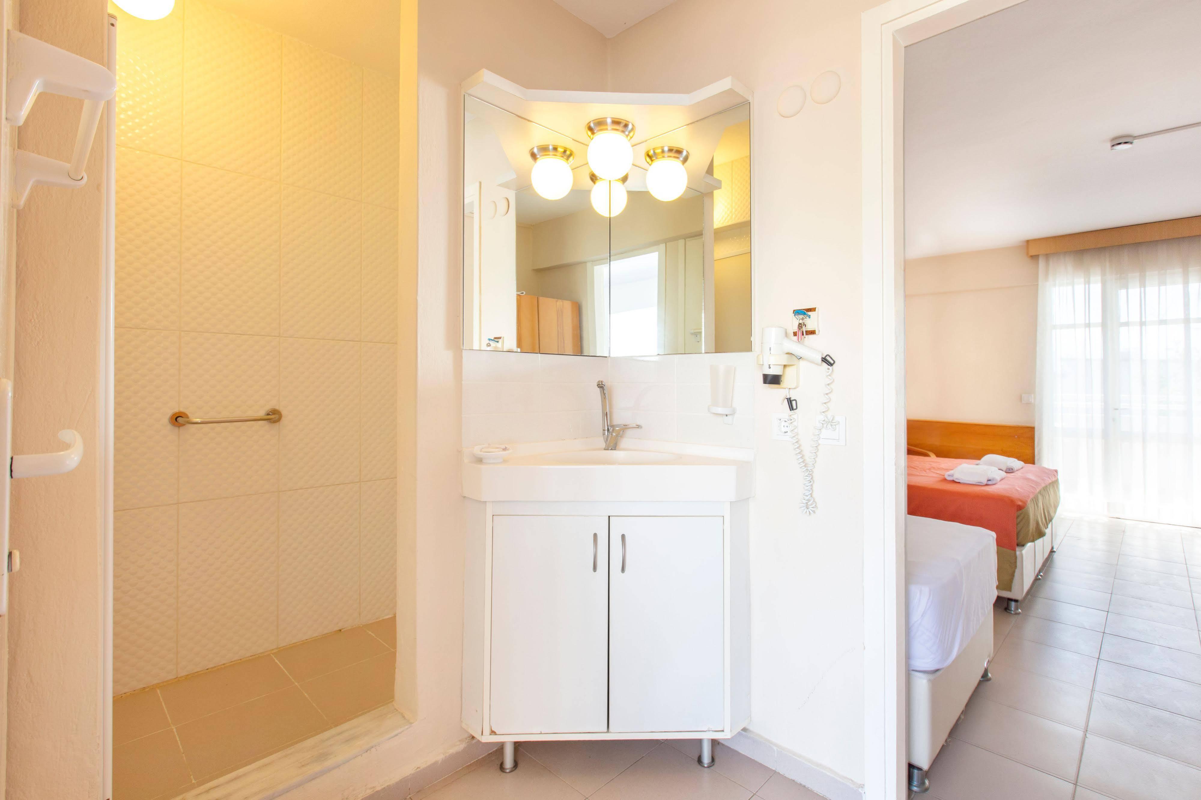 Hotel Golden Gate Кушадасъ Екстериор снимка